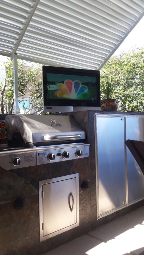 Watching the TV on the deck 32 degrees. Just like heaven 